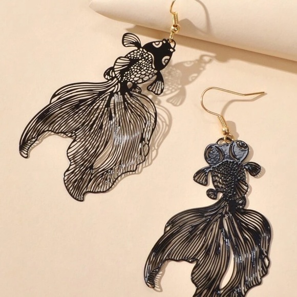 🐠 Beautiful Mismatched Fish Drop Earrings 🐠 - Picture 3 of 4